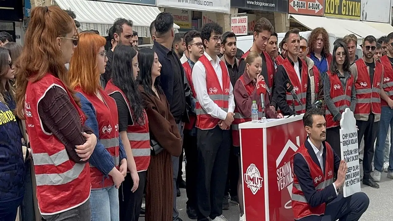 CHP Konya'da kriz: Gençlerden mezar taşlı protesto