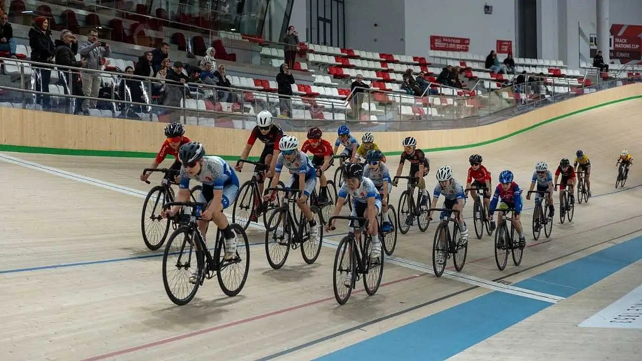 Genç bisikletçiler Konya Velodromu'nda terliyor