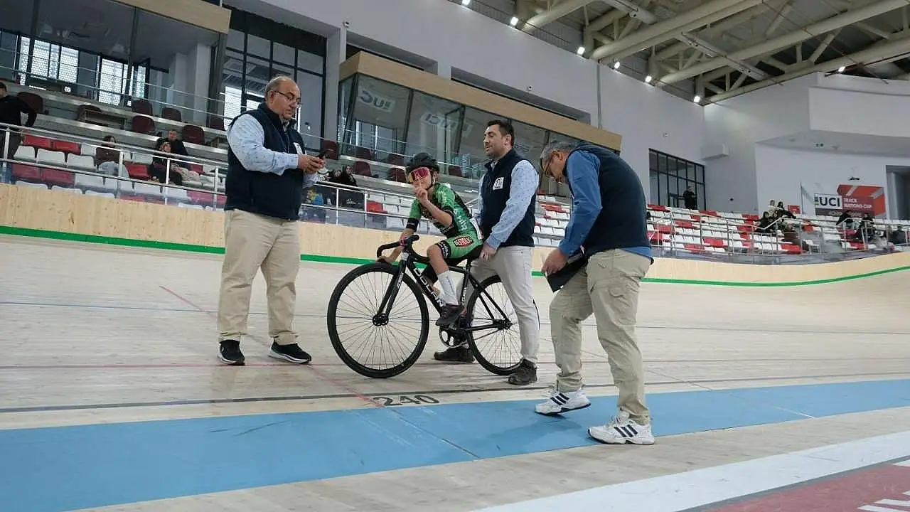 Genç bisikletçiler Konya Velodromu'nda terliyor
