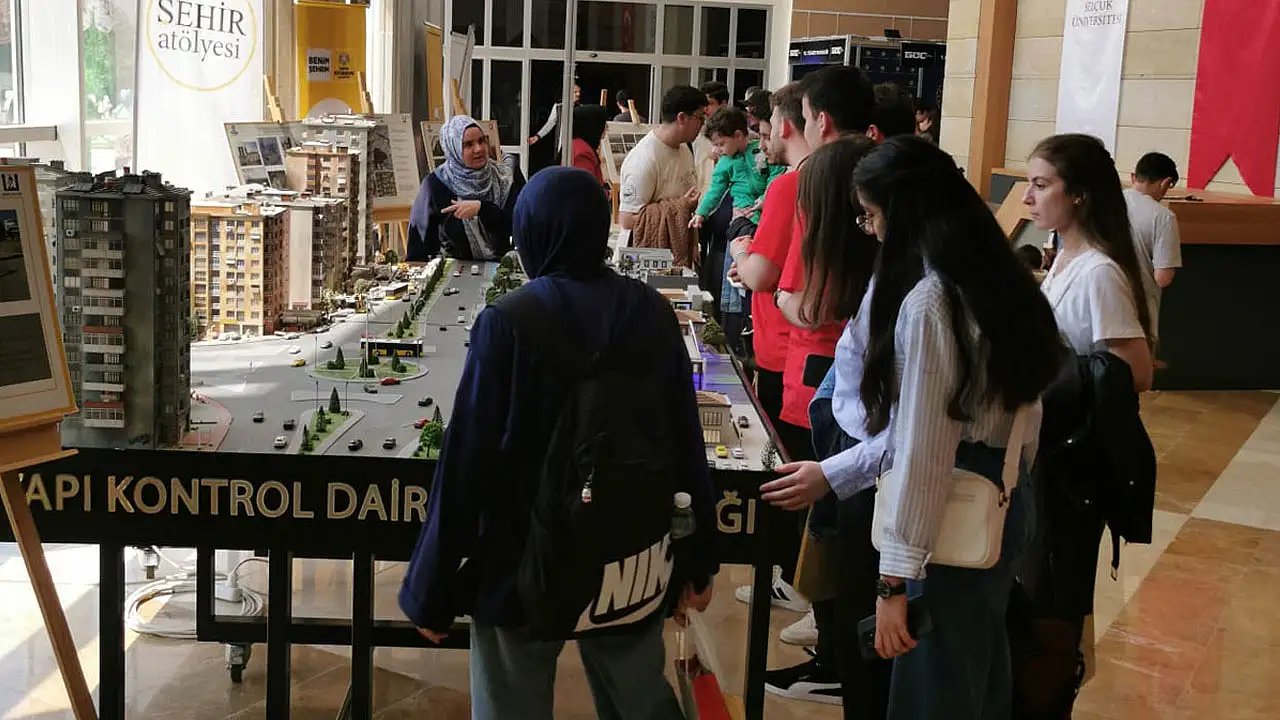 Gençler, Konya'nın şehir kimliğini uzmanlardan dinledi
