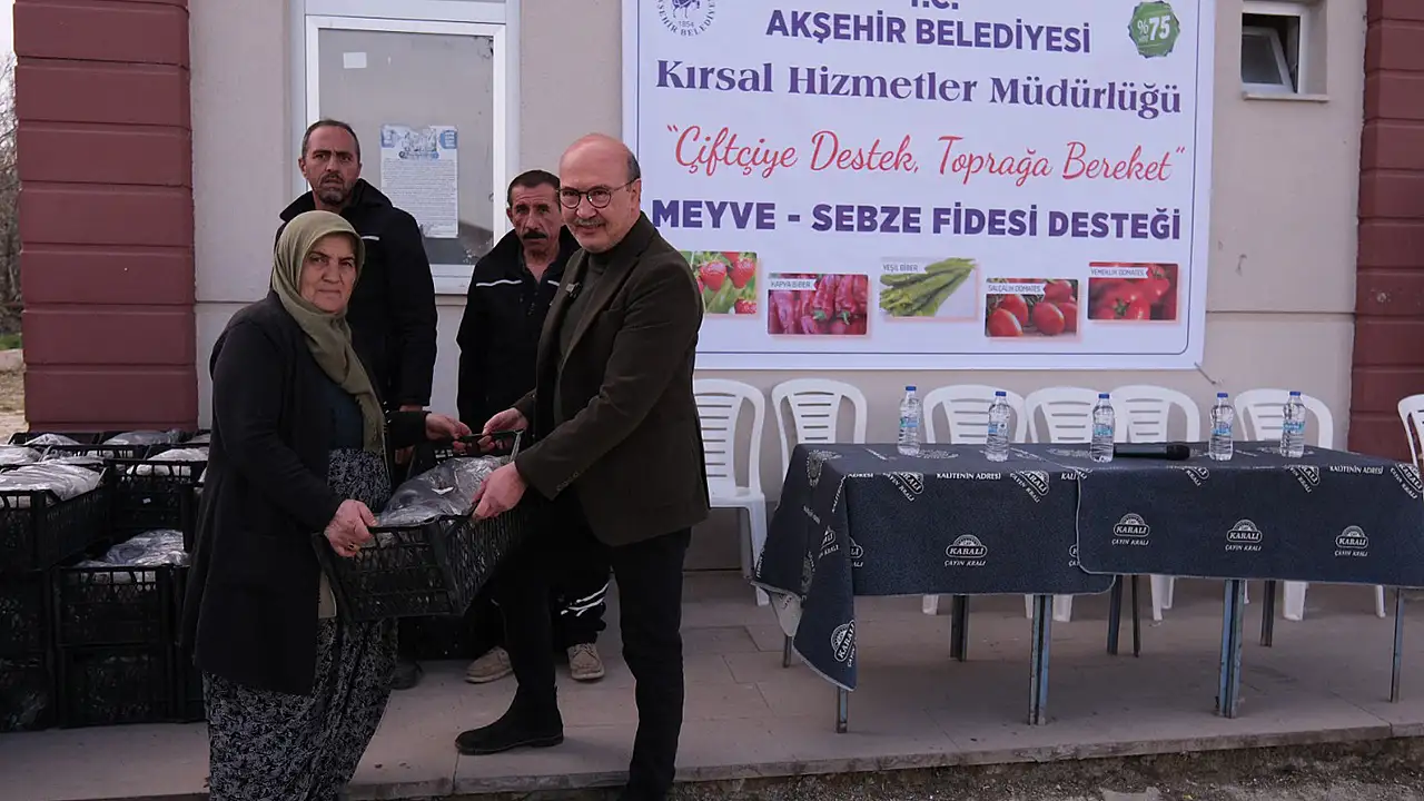Akşehir Belediyesi, 126 bin adet Albion cinsi frigolu çilek fidesi dağıtımını gerçekleştirdi.