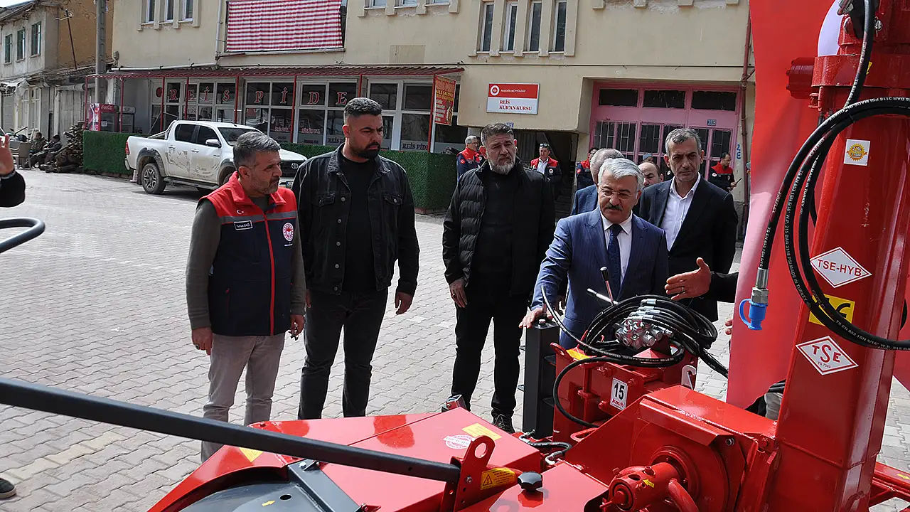 Akşehir İlçe Tarım ve Orman Müdürlüğü verilerine göre 1200 büyükbaş ve 600 küçükbaş hayvanın bulunduğu Reis Mahallesi'nde, yeni makinelerle üretimde iş gücü ve zaman tasarrufu sağlanacak.