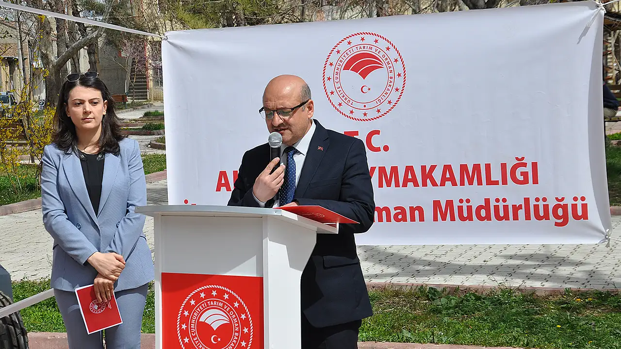 Konya'nın Akşehir ilçesi Reis Mahallesi'nde, KOP desteğiyle yürütülen 'Yem Üretiminde Mekanizasyon Projesi' kapsamında üreticilere %70 hibe destekli yem makineleri teslim edildi.