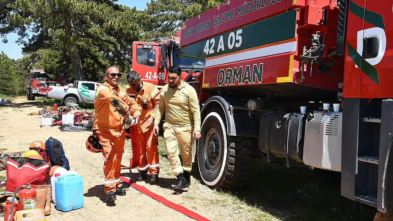 Yaren Arama Kurtarma Derneği ekipleri, orman yangınlarına müdahale kapasitesini artırmak için Balkı Orman İşletme İstasyonu’nda düzenlenen törenle yanmaz kıyafetlerini teslim aldı.