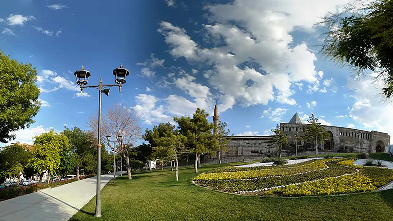 Konya’nın simgesi Alâeddin Tepesi; Frig, Roma, Bizans ve Selçuklu gibi pek çok medeniyetin izlerini taşıyan arkeolojik bir zenginlik katıyor.