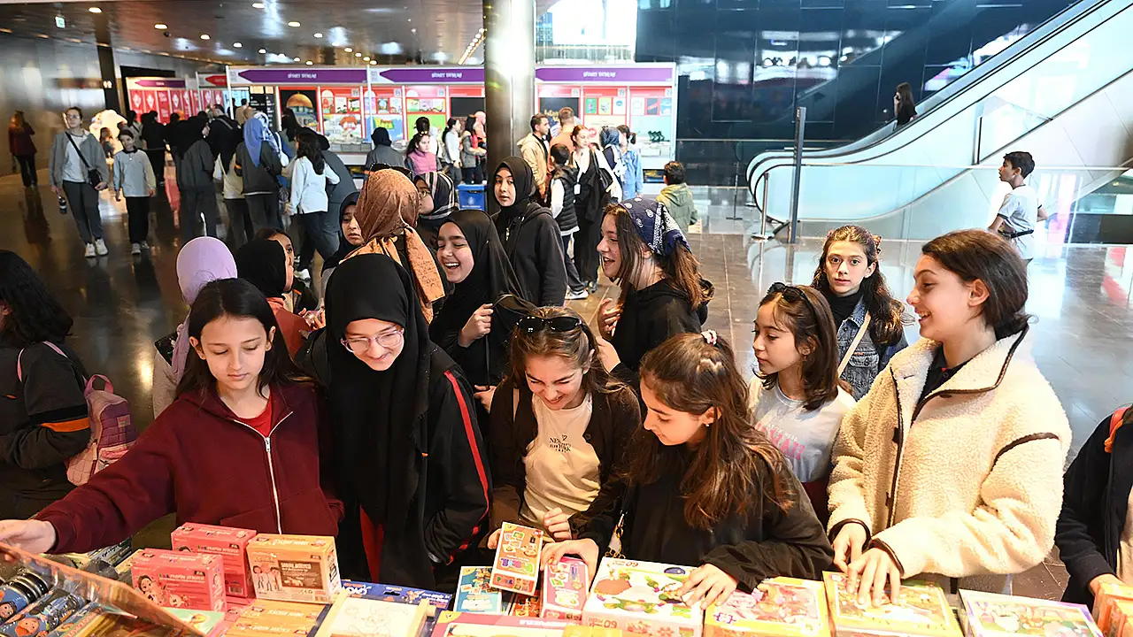 Konya Büyükşehir Belediyesi tarafından Selçuklu Kongre Merkezi'nde düzenlenen 2. Çocuk Kitap Günleri, 23 Nisan 2026 haftasında çocukları 60 farklı yazarla buluşturuyor.