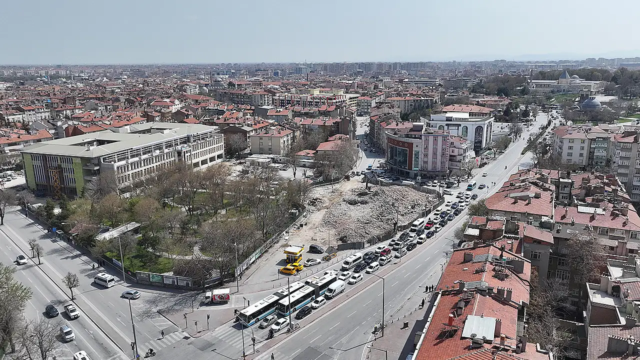 Konya'da Büyükşehir Belediyesi tarafından Ankara Caddesi'ndeki 8 binada trafik akışını rahatlatmak amacıyla yürütülen yıkım çalışmaları tamamlandı.