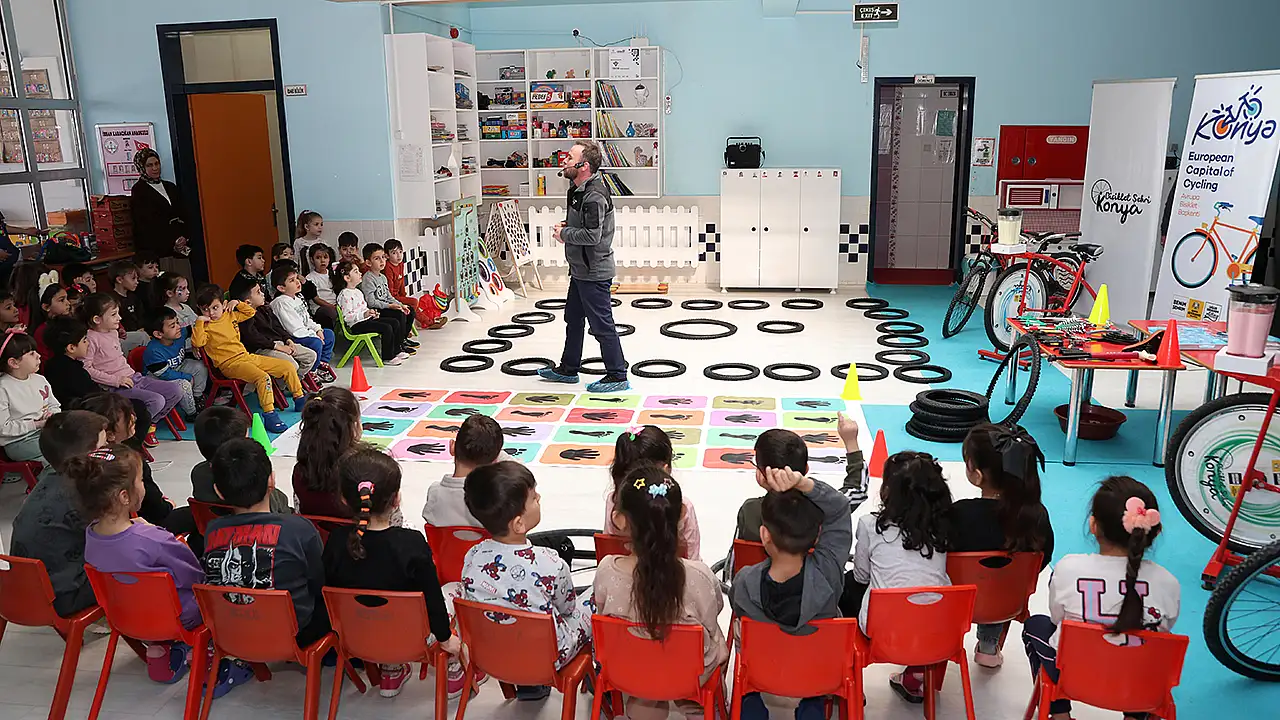 Program kapsamında anaokullarında bisiklet temalı atölyeler yapılırken, ilkokullarda öğrencilere uygulamalı bisiklet tamiri ve bakımı eğitimleri veriliyor.
