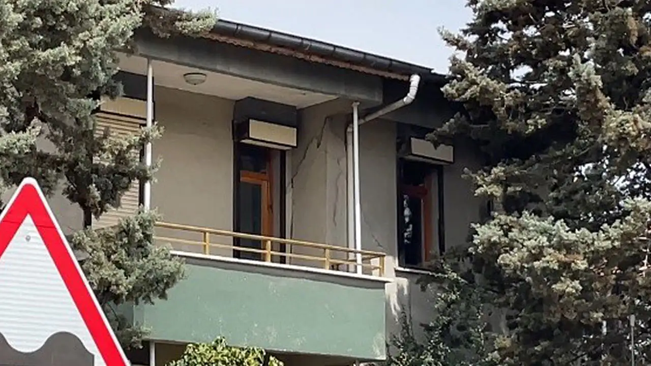 Konya'da deprem sonrası çatlak paniği: 2 bina tahliye!