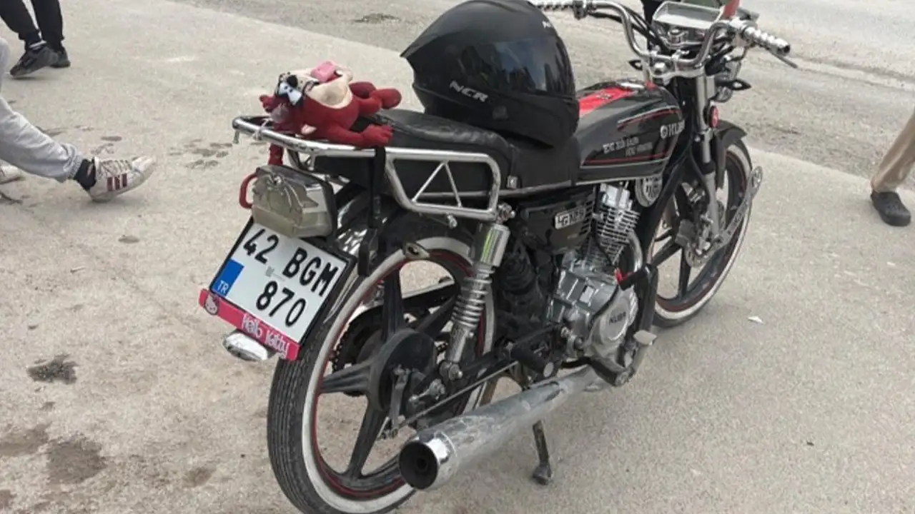 onya'nın Karapınar ilçesi Zafer Mahallesi'nde 2026 yılında meydana gelen trafik kazasında, otomobil ile motosikletin çarpışması sonucu 1 kişi yaralandı.