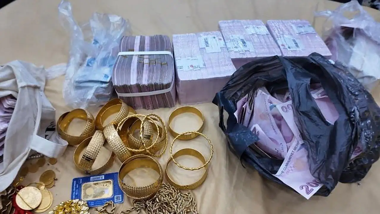Konya'da tefecilere şafak operasyonu: Evden servet çıktı!