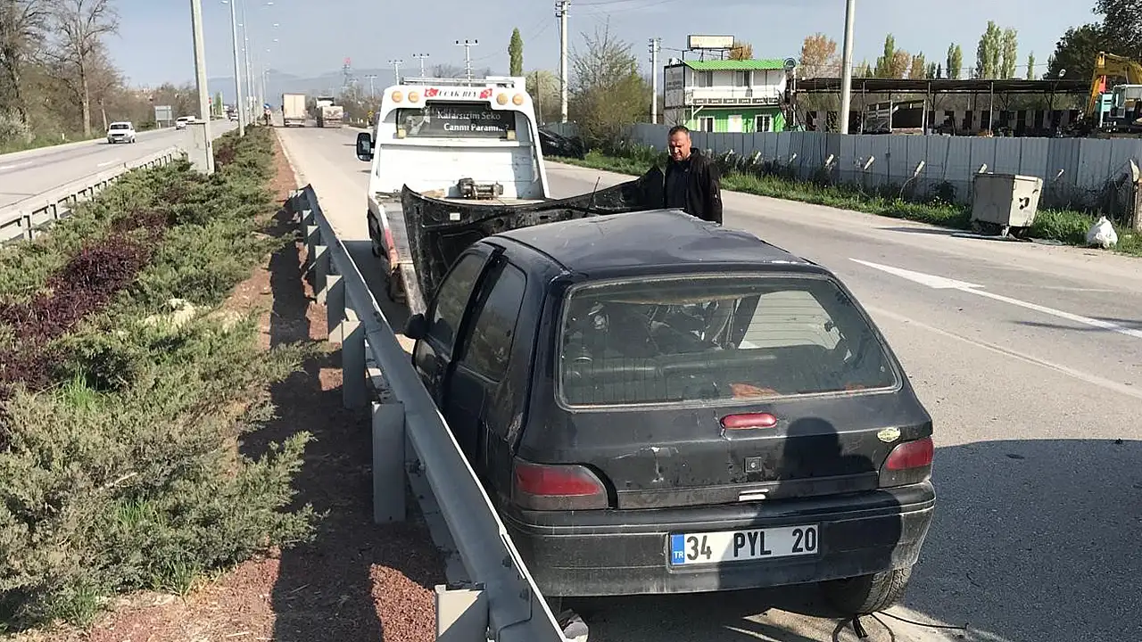 Olay yerine sevk edilen sağlık ekipleri, Konya Ereğli trafik kazası sonrası yaralanan üç sürücüyü ilk müdahalenin ardından Ereğli Devlet Hastanesi'ne kaldırdı.