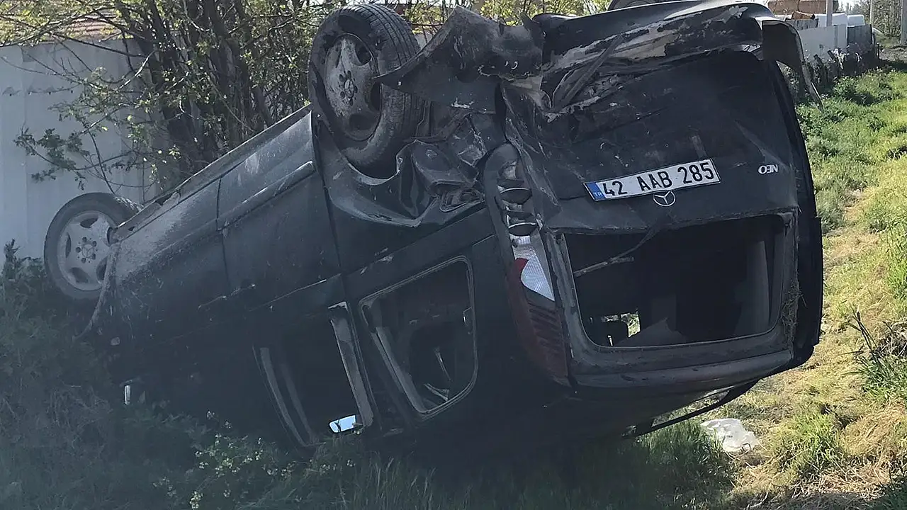 Ereğli Caddesi'nde U dönüşü yapmak isteyen minibüs ile aynı istikametteki iki otomobilin karıştığı Konya Ereğli trafik kazası sonrası araçlarda büyük hasar oluştu.