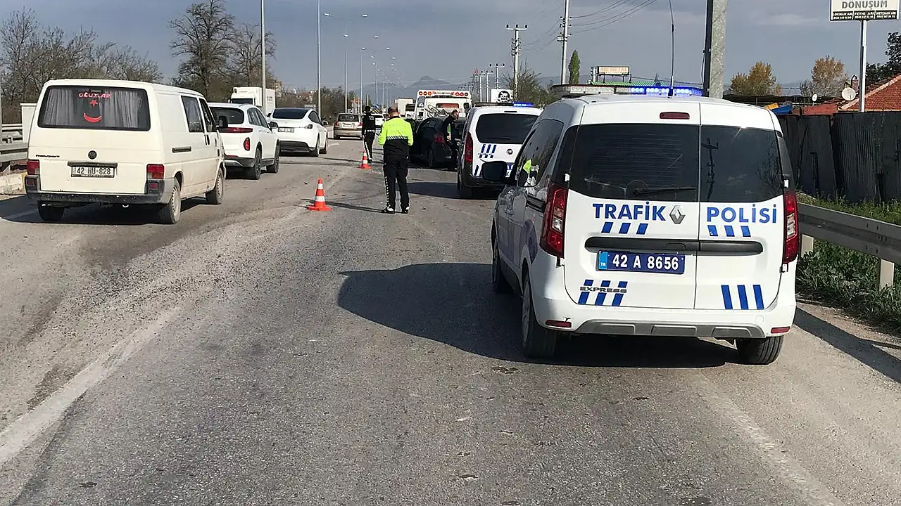 Konya Ereğli trafik kazası, sabah saat 08.00 sıralarında Cahı Mahallesi Konya-Adana kara yolu üzerinde üç aracın çarpışmasıyla meydana geldi.