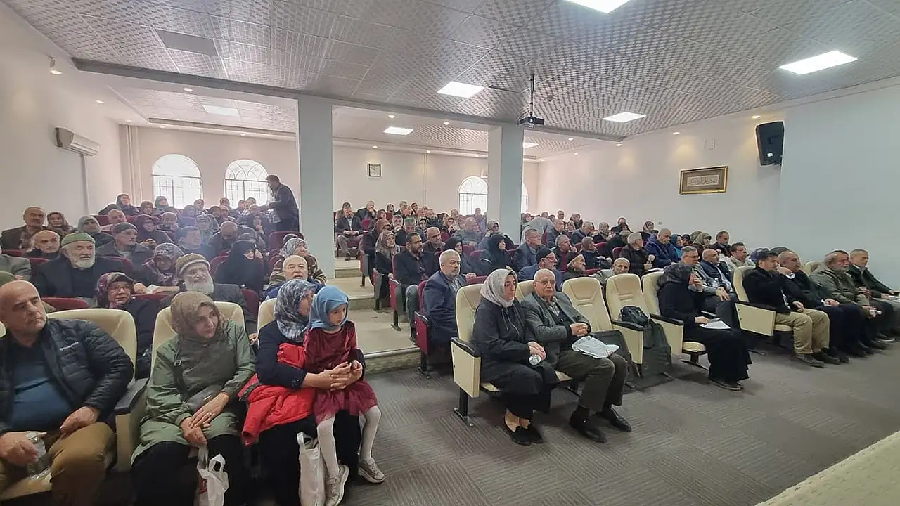 Konya İl Müftülüğü Konferans Salonu'nda 164 kişilik ilk hac kafilesine yönelik düzenlenen 'Hac Eğitim Semineri' kapsamında Müftü Yardımcısı Mustafa Şimşek'in sunum gerçekleştirdiği anlar.
