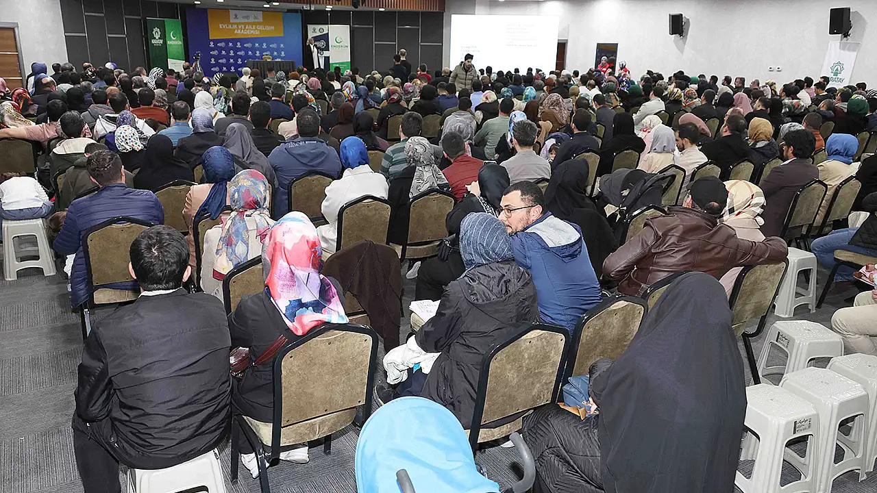 Konya Karatay Belediyesi ve Enderun Eğitim Vakfı iş birliğiyle düzenlenen Evlilik ve Aile Gelişim Akademisi'nin ikinci oturumu yazar Dr. Nazlı Özburun'un katılımıyla Aziziye Kültür Merkezi'nde gerçekleştirildi.