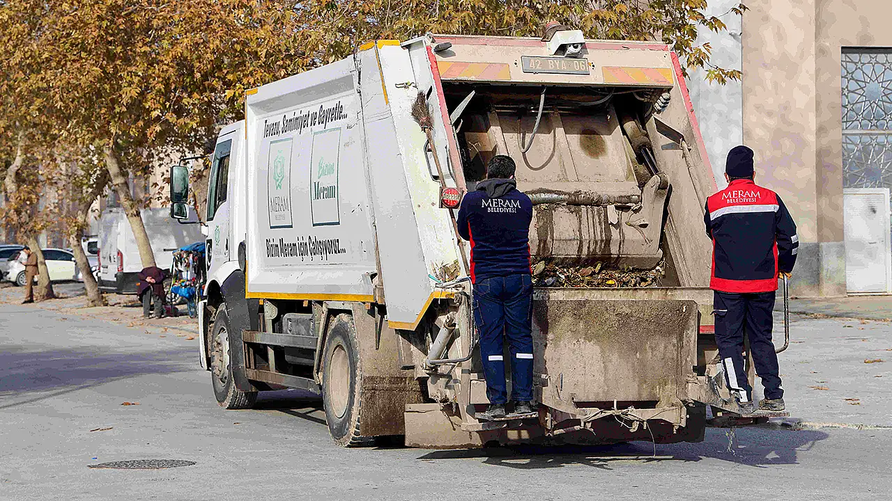 Konya'nın Meram ilçesinde hayata geçirilen 'Akıllı Atık Yönetim Sistemi' ile çöp toplama araçlarına otomatik rota oluşturularak yakıt ve zaman tasarrufu sağlanıyor.