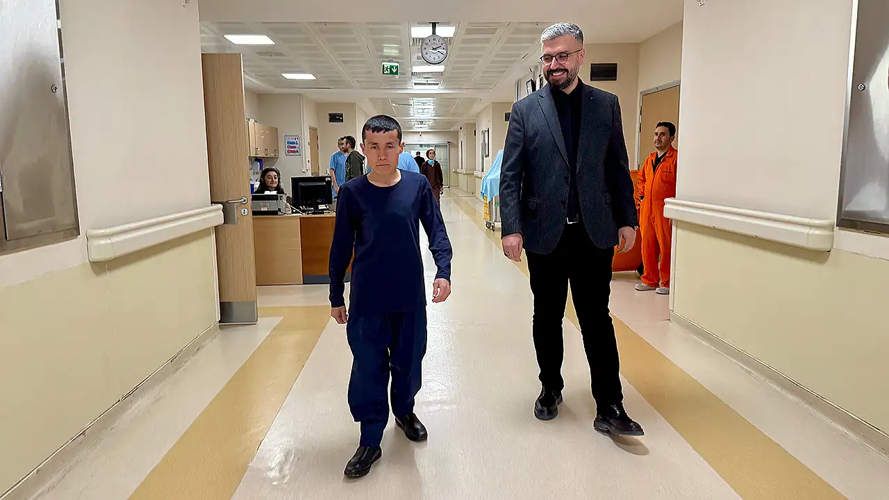 Konya'da kamburluk sebebiyle düz yatamayan ve yürüyemeyen 34 yaşındaki hastanın, Necmettin Erbakan Üniversitesi'ndeki ameliyat sonrası ağrılarından kurtularak bağımsız yürümeye başladığı anlar.