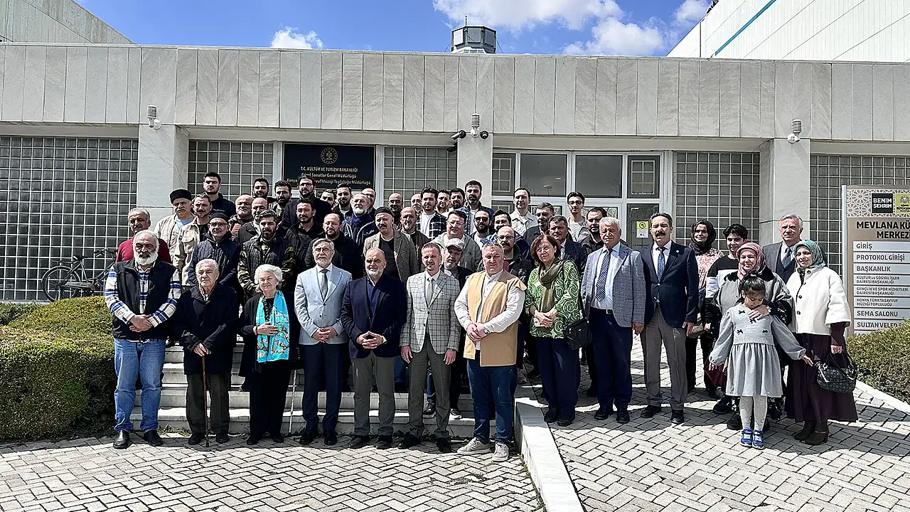 Konya Türk Tasavvuf Müziği Topluluğu'nda uzun yıllar postnişinlik görevini yürüten Fahri Özçakıl, 2026 yılında Mevlana Kültür Merkezi'nde düzenlenen törenle emekliye ayrıldı.