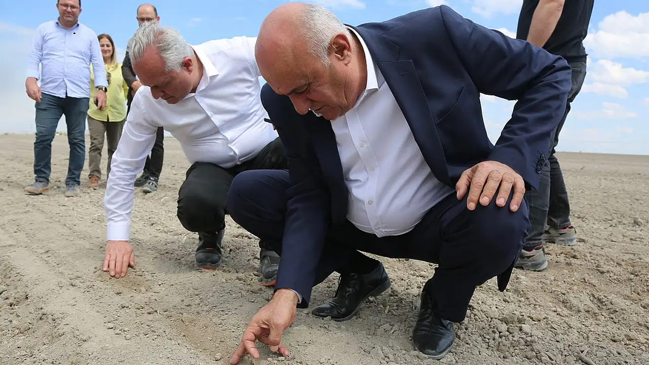 PANKOBİRLİK Genel Başkanı Ramazan Erkoyuncu, Saraçoğlu yerleşkesinde düzenlenen Konya şeker pancarı ekimi sezonu açılışında incelemelerde bulundu.