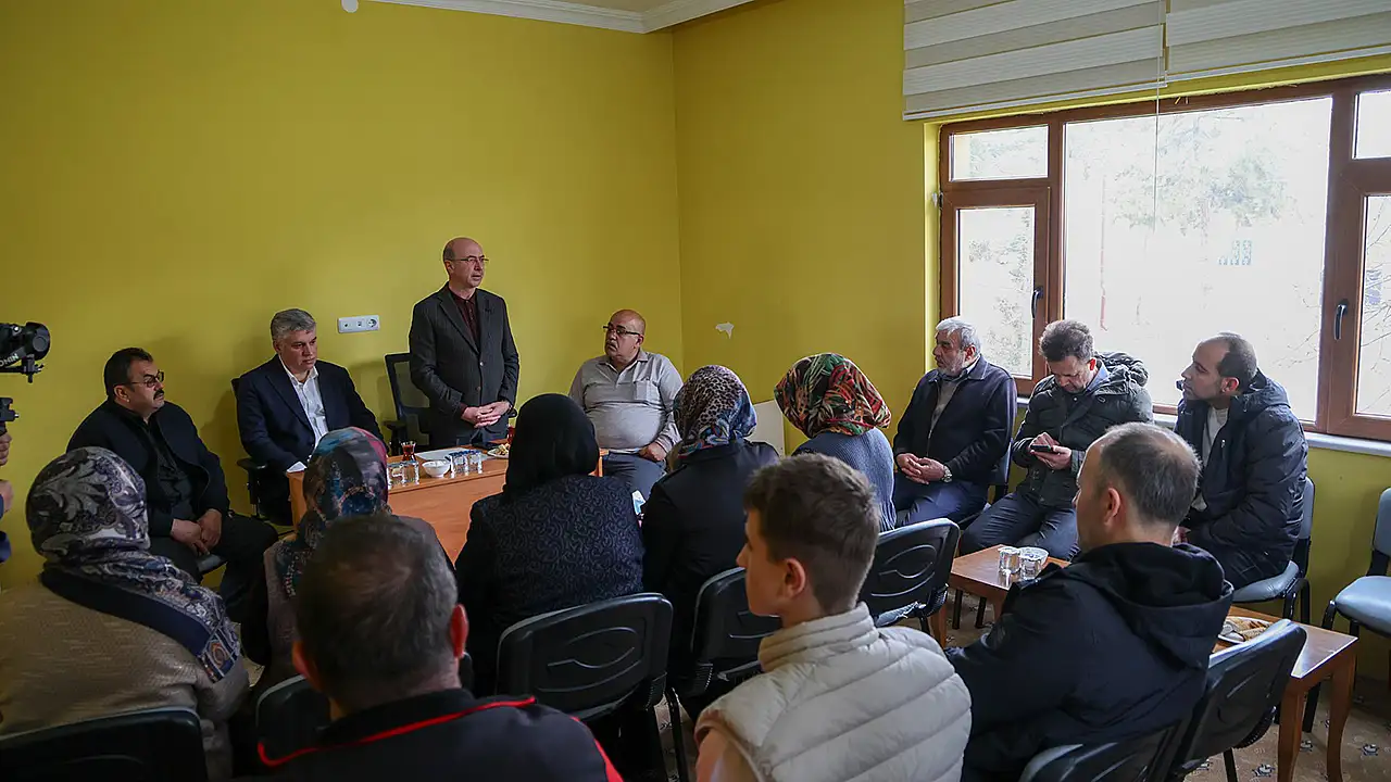 Başkan Pekyatırmacı; Büyükkayacık, Tömek, Kervan, Yazıbelen, Güvenç ve Karaömerler mahallelerinde AK Parti Selçuklu İlçe Başkanı Arif Bağcı ile birlikte vatandaşların talep ve önerilerini yerinde dinledi.