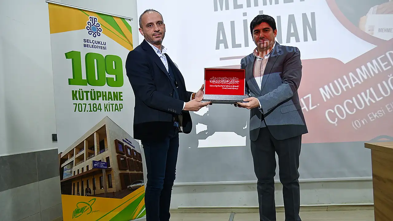 Konya Selçuklu'daki Okur Yazar Buluşması etkinliği sonunda yazar Mehmet Ali İnan'a plaket takdim edildiği an.