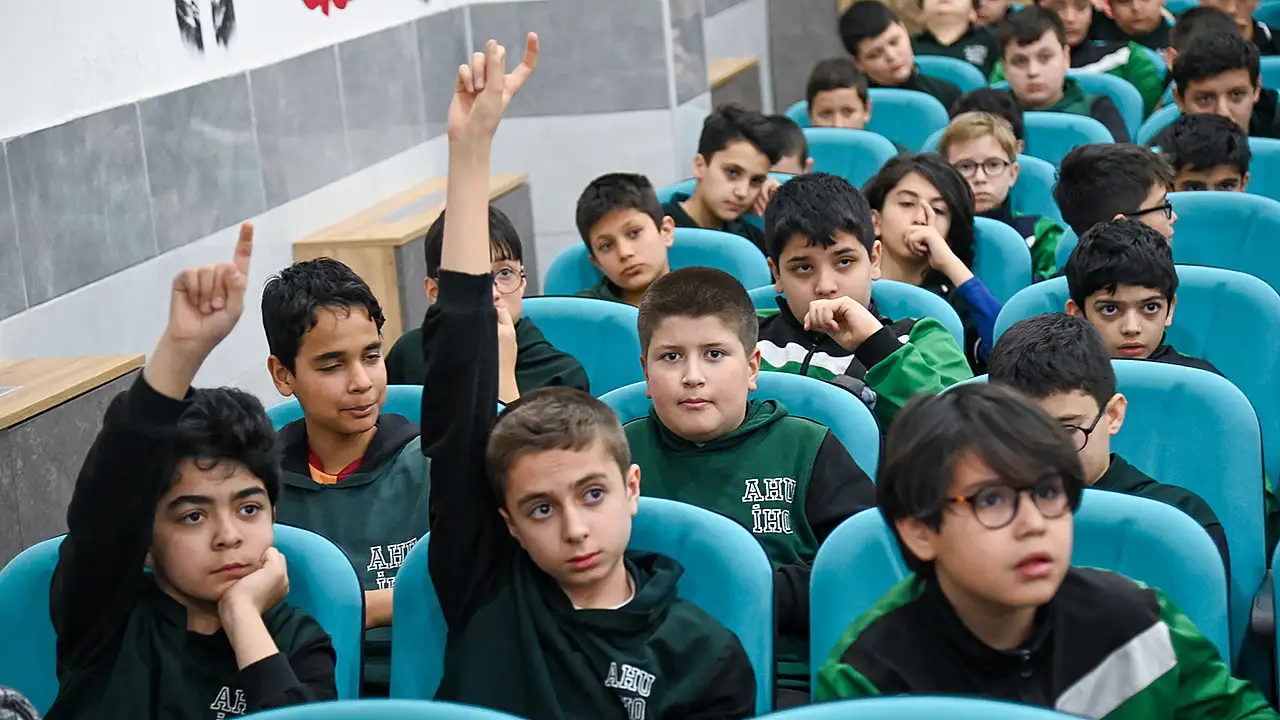 Konya Selçuklu Belediyesi'nin 'Okumadığın Gün Karanlıktasın' temasıyla düzenlediği 4. Okur-Yazar Buluşmaları kapsamında bir okulda gerçekleştirilen söyleşi etkinliği.