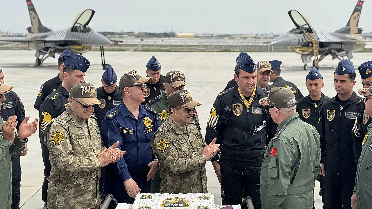 Genelkurmay Başkanı Orgeneral Selçuk Bayraktaroğlu ve kuvvet komutanları, Konya 3. Ana Jet Üs Komutanlığı'nda SOLOTÜRK'ün 15. yılına özel iki uçakla gerçekleştirdiği gösteri uçuşunu izledi.