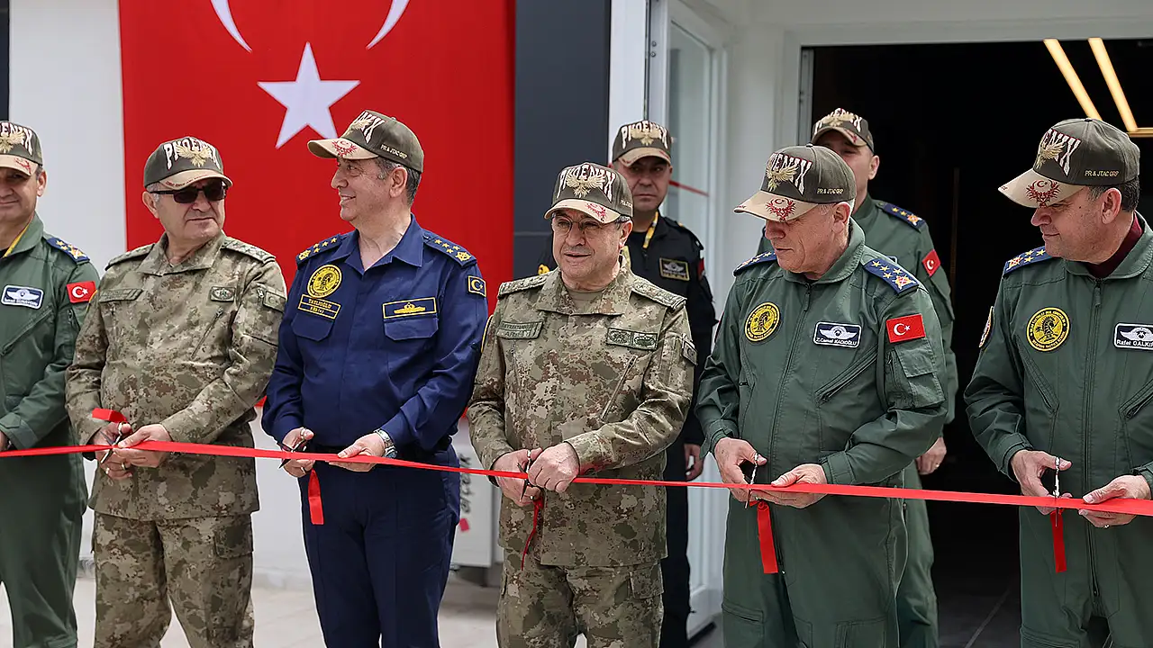Konya'da düzenlenen Uluslararası Anadolu Ankası Tatbikatı-2026 kapsamında, Genelkurmay Başkanı Selçuk Bayraktaroğlu tarafından Silah Taktikler Okul Komutanlığı'nın resmi açılışı gerçekleştirildi.