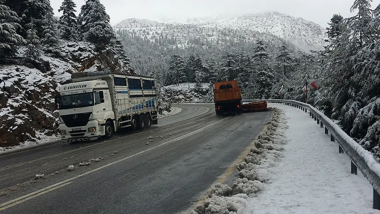 Konya yolu beyaza büründü