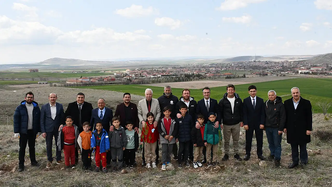 Konya’nın Kulu ilçesi Kozanlı Mahallesinde 2 bin fidan toprağa dikildi.