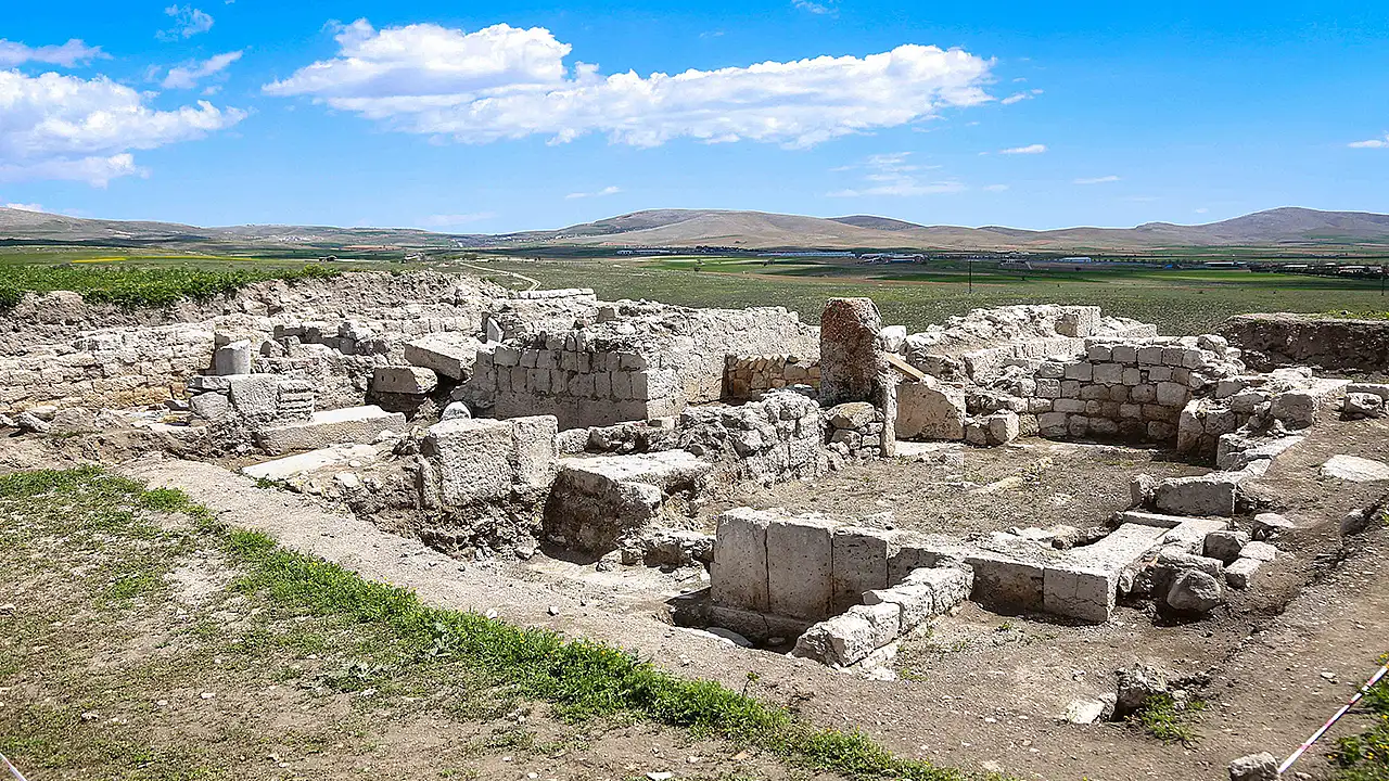 Meram’ın kadim hafızasında saklı, zamanın tozlu sayfalarından gün yüzüne çıkarılan Lystra Antik Kenti, 2026 yılı kazı sezonuyla birlikte insanlığın ortak geçmişine kapı aralamaya devam ediyor. Kültür ve Turizm Bakanlığı izniyle ve Konya Büyükşehir Belediyesi, Necmettin Erbakan Üniversitesi ve Meram Belediyesinin destekleriyle 2024 yılında başlatılan kazıların üçüncü sezonu büyük bir heyecan ve titizlikle start aldı. Her Kazma Darbesinde Tarihten Yeni İzler İncil’de adı geçen nadir yerleşimlerden biri olan kent, Aziz Pavlus’un ziyaretleri sebebiyle Hristiyanlık dünyasında özel bir yere sahip. Önceki iki sezonda gerçekleştirilen kazılarda kilise ve şapel kalıntıları başta olmak üzere çok sayıda buluntuya ulaşıldı. Elde edilen veriler, kentin çok katmanlı tarihine ilişkin önemli bilgiler sundu. 2026 yılı çalışmalarında ise yerleşim alanının mimari yapısının daha iyi anlaşılmasına yönelik olarak farklı işlevlere sahip yeni yapıların ortaya çıkarılması hedefleniyor. Bu kapsamda kilise kalıntısı çevresindeki kazılar iki ayrı açmada sürdürülürken, bu yıl ayrıca nekropol alanında da kazılara başlandı. Karakök; “lystra tarih ve inancın kesiştiği bir nokta” Kazı başkan yardımcısı Dr. Öğr. Üyesi Cahit Karakök, çalışmaların üçüncü sezonuna başladıklarını belirterek, bugüne kadar önemli buluntular elde edildiğini hatırlattı. Mimari yapıların gün yüzüne çıkarılmaya devam edildiğini aktaran Karakök, kilise çevresindeki kazıların sürdüğünü ve nekropol alanında da yeni çalışmaların başlatıldığını kaydetti. Karakök, kazı sezonunun henüz başında olmalarına rağmen antik kente yoğun ziyaretçi ilgisi olduğunu vurgulayarak, “Sezonun ilk günlerinde, Amerika, İngiltere ve Hollanda başta olmak üzere farklı ülkelerden yüzlerce ziyaretçi alanı gezdi. Lystra’ya yönelik uluslararası ilgi her geçen gün artıyor.” diye konuştu. Aziz Pavlus’un ziyaret ettiği ve İncil’de adı geçen yerleşimlerden biri olan Lystra’nın, Hristiyanlık dünyası açısından önemli bir merkez olduğunu kaydeden Karakök, bu durumun inanç turizmi bakımından kente olan ilgiyi artırdığını belirtti.