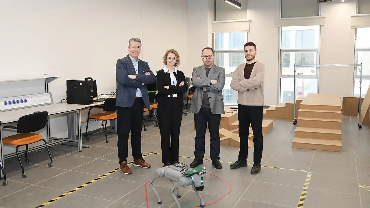Robot köpekler sınıfa giriyor