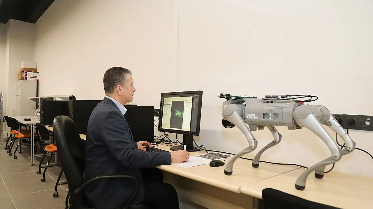 Robot köpekler sınıfa giriyor