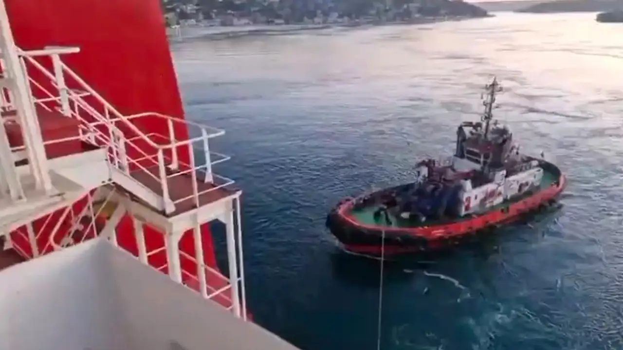 Sarıyer'de gece saatlerinde henüz bilinmeyen sebeple sürüklenen ve yalıya çarpmasına metreler kala durabilen KAPPA isimli gemi Kıyı Emniyeti Ekipleri tarafından yüzdürüldü.