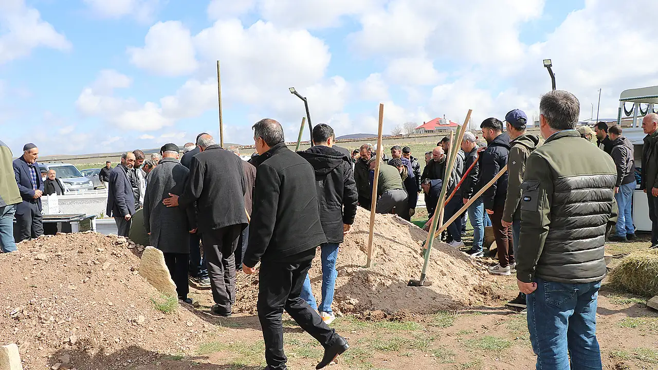 Kazımpaşa Mahallesi'nde evlerinin yakınında oyun oynarken başıboş köpeklerin saldırısına uğrayan iki çocuktan 5 yaşındaki Hamza, gözyaşları içinde son yolculuğuna uğurlandı.