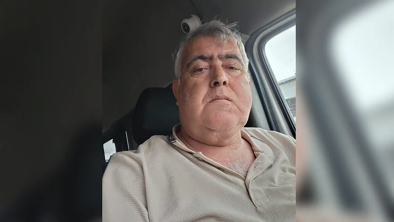 Adana'nın Yüreğir ilçesinde kalp krizi vakasına giden ambulansın anahtarı kaybolunca, hasta dakikalarca araç içinde bekletildi.