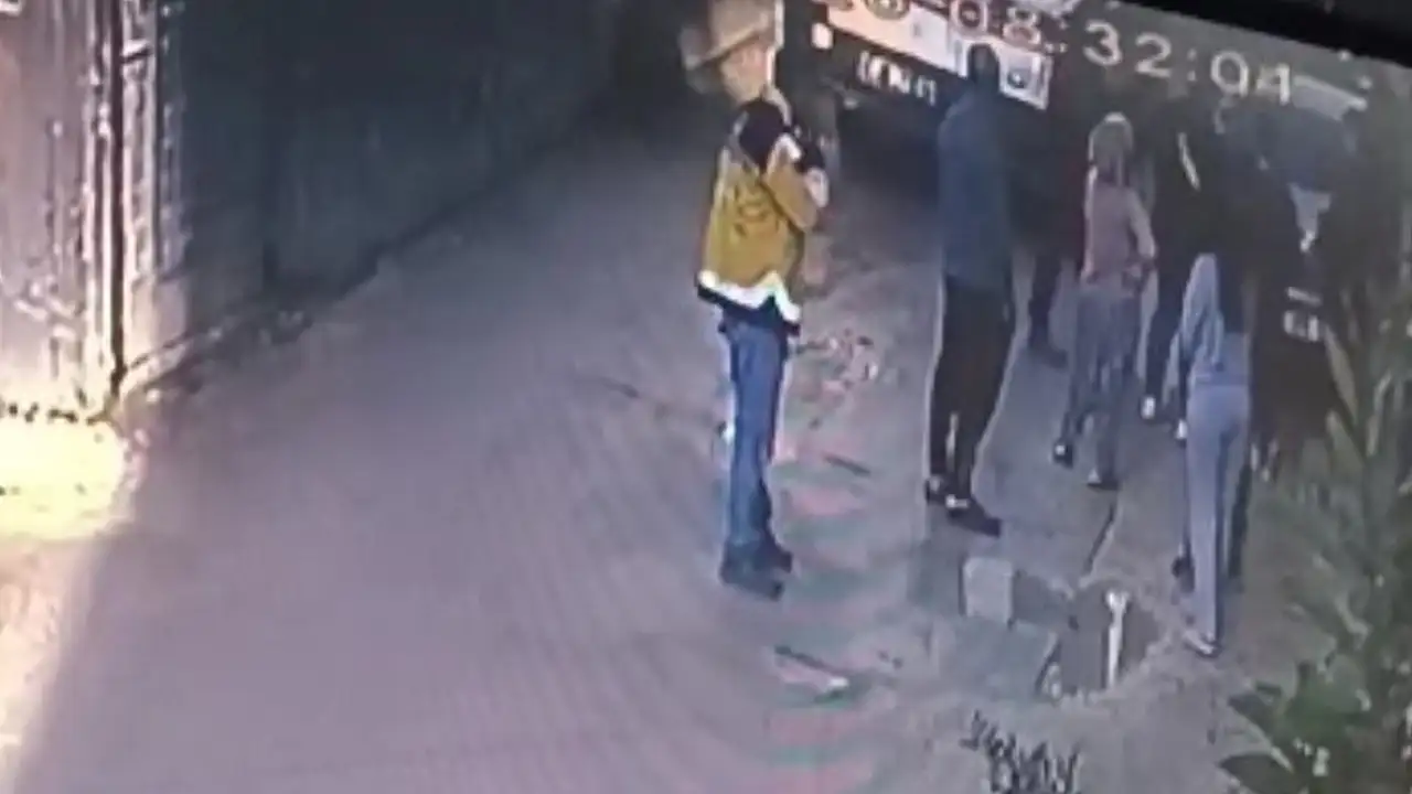 İddiaya göre, hastaya müdahale sırasında ambulansın anahtarı hastanın sarılı olduğu battaniyenin arasına düştü ve uzun süre bulunamadı.