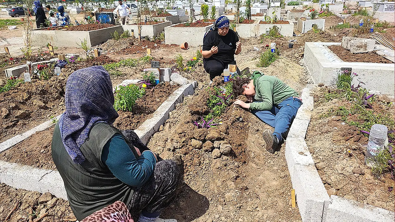 Çevredeki vatandaşlar ve sağlık ekiplerinin sokakta yerlerde anahtar aradığı o anlar, güvenlik kameraları tarafından saniye saniye kaydedildi.