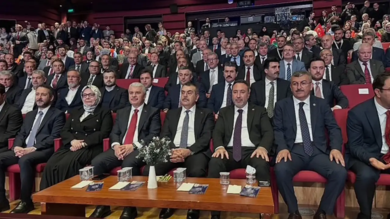 İmam Hatip Okulları Büyük Türkiye Şöleni’nin kapanış programına katılan AK Parti Konya Milletvekili Hasan Ekici Selçuklu Kongre Merkezi'ndeki yoğun katılımdan duyduğu memnuniyeti dile getirdi.