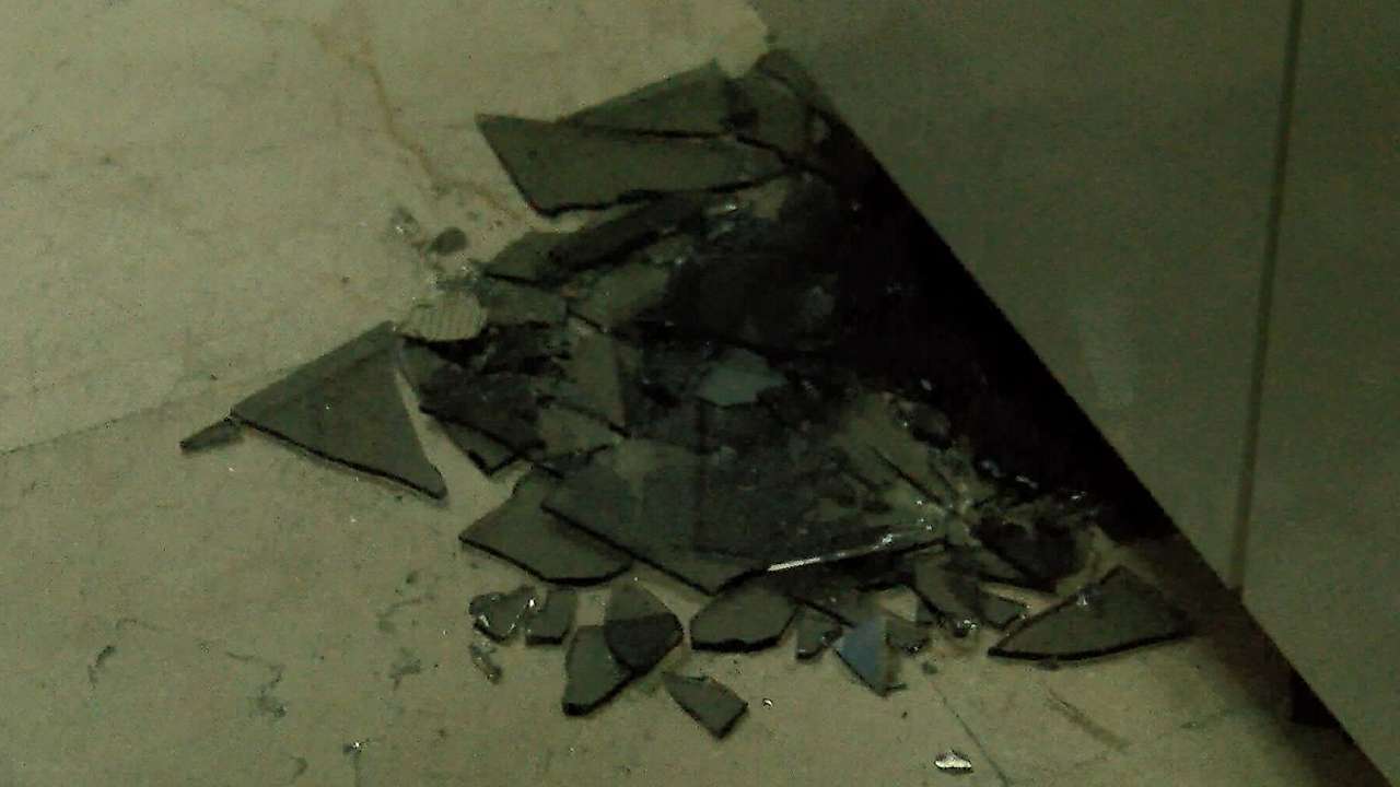 İhbar üzerine olay yerine gelen polis ekiplerince kıskıvrak yakalanarak adliyeye sevk edilen şüphelinin apartmana zorla girmeye çalıştığı o korku dolu anlar güvenlik kameralarına yansıdı.