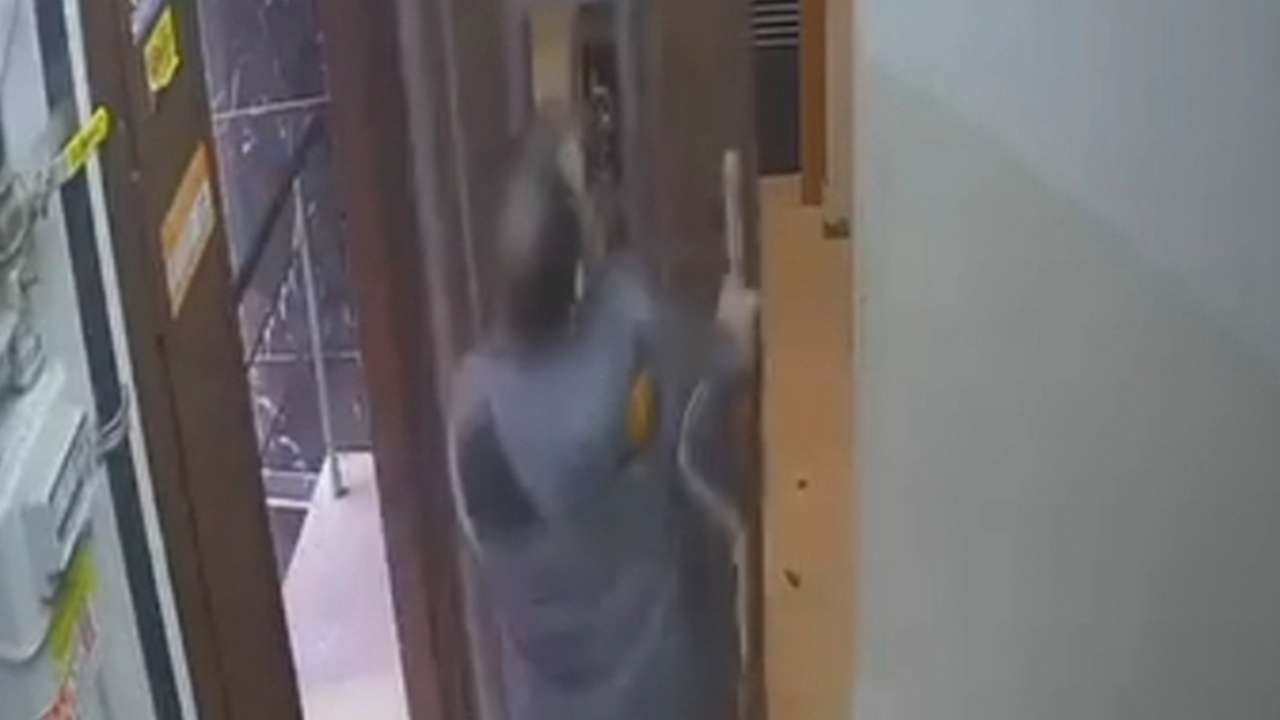 Madde bağımlısı olduğu iddia edilen saldırgan kendisini uyaran bina sakinlerine ölüm tehditleri savurarak elindeki büyük bir bıçakla apartmanın dış kapı camını kırdı.