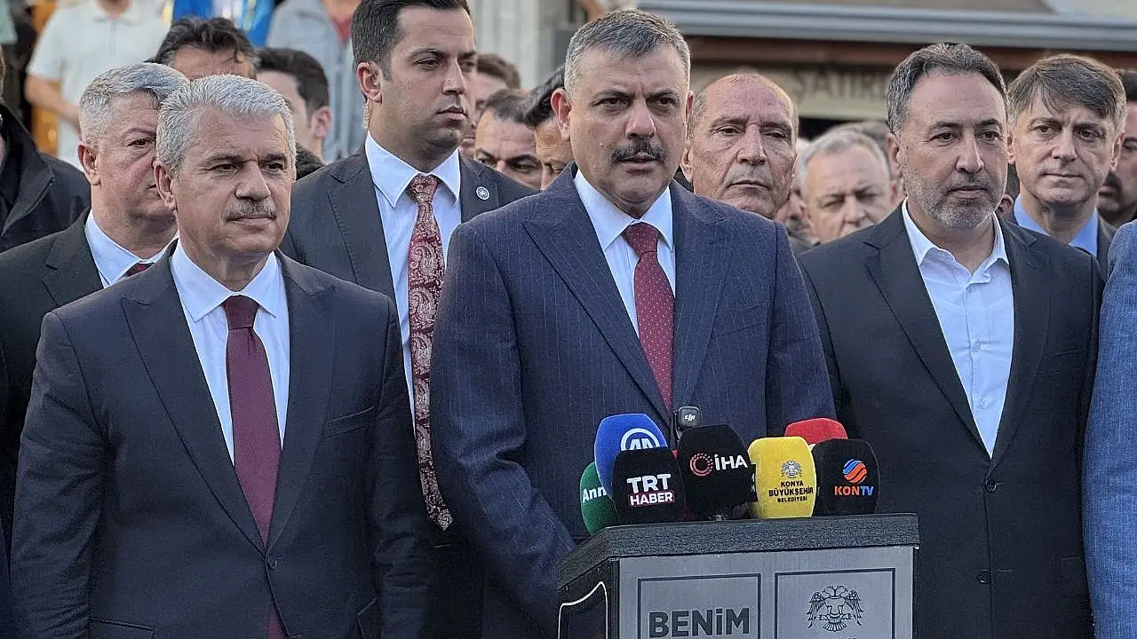 Bakan Çiftçi bayram namazını Konya'da Kıldı