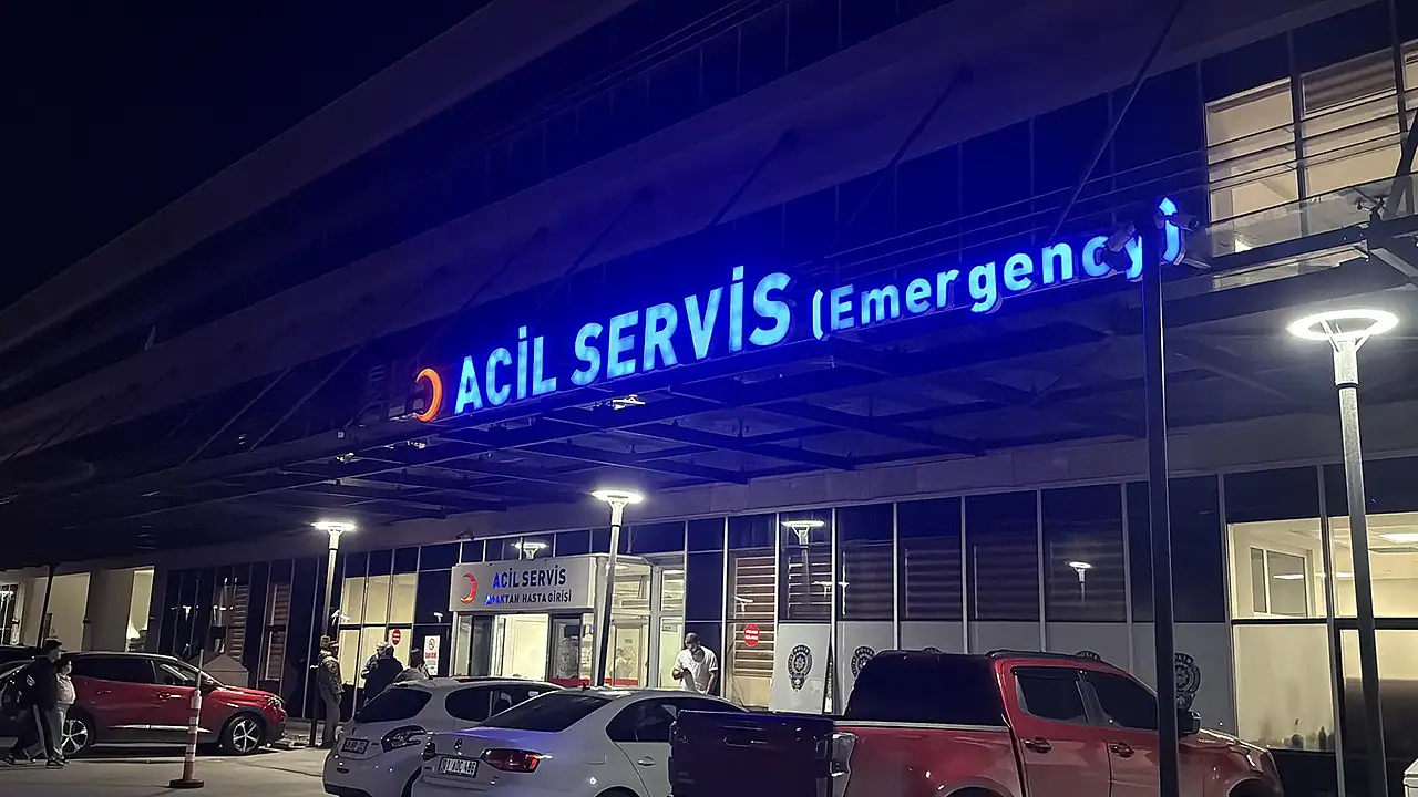 Muğla’nın Bodrum ilçesinde su alarak batma tehlikesi geçiren lastik botta 1'i yaralı olmak üzere 22 kaçak göçmen kurtarıldı, 1 kaçak göçmenin de cansız bedenine ulaşıldı. Olaya ilişkin 1 şüpheli, gözaltına alındı.