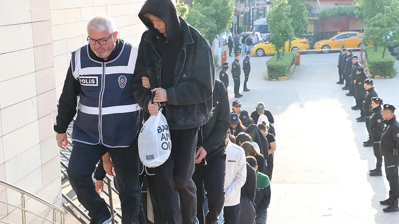 Hakkında gözaltı kararı bulunan şüphelilerin adreslerinde yapılan aramalarda çok sayıda dijital materyale ve suç unsurlarına el konuldu.