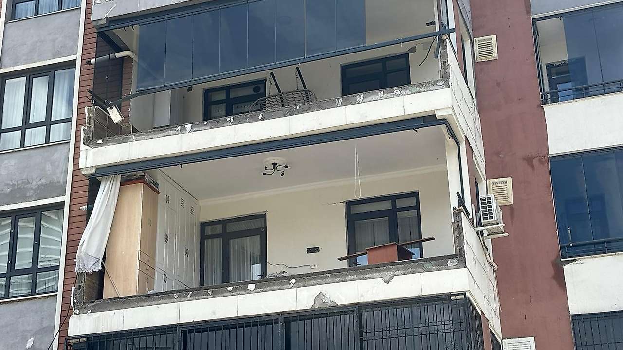 'Süper hücre' fırtınasının bilançosu ağır: Balkon duvarları yıkıldı