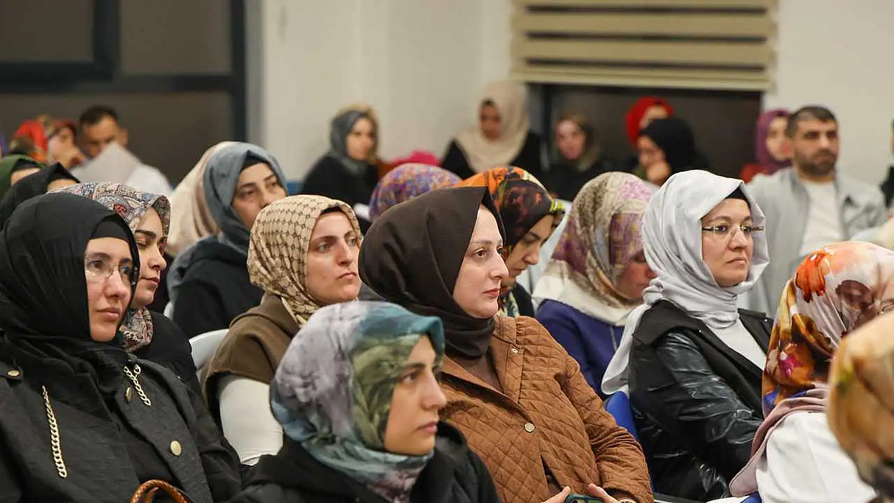 Psikolojik Danışman ve Oyun Terapisti Ayşe Söğüt tarafından gerçekleştirilen oturumda özellikle çocuklarda dikkat eksikliği ve hiperaktivite bozukluğu konuları detaylıca ele alındı.