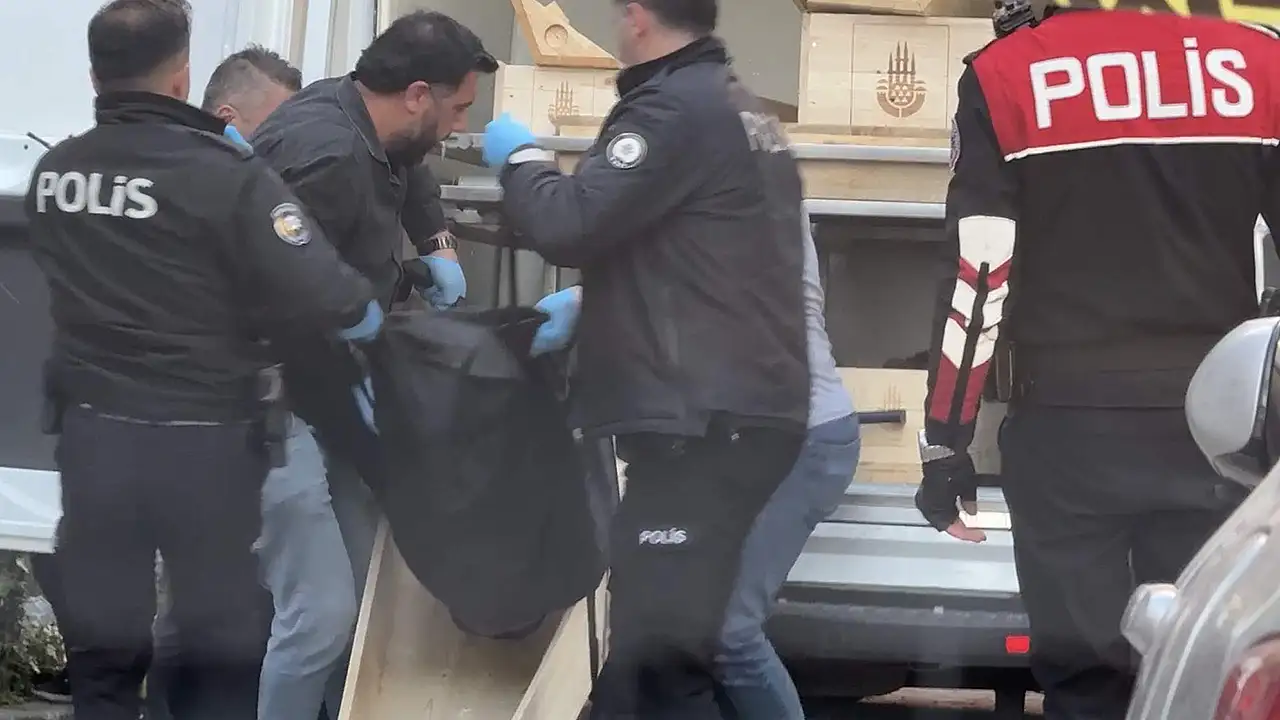 Küçük kızına video çekerek