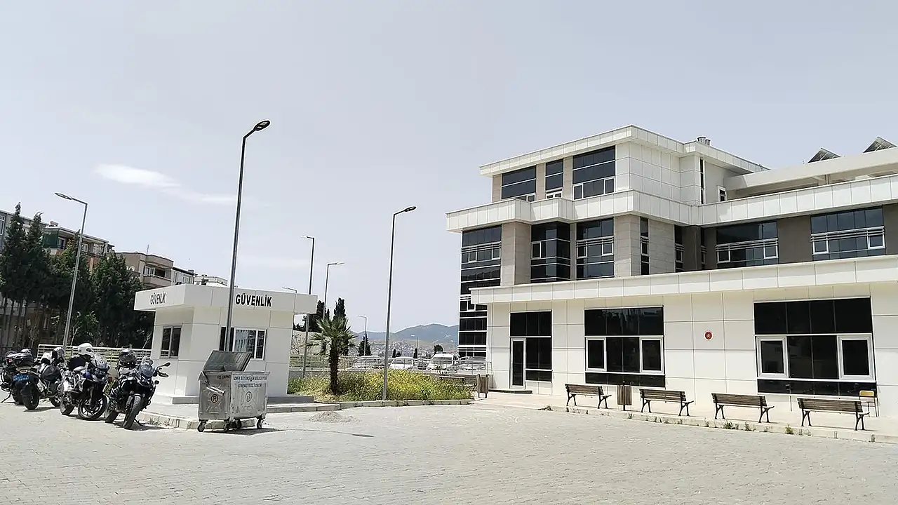 Fetret Çayı yakınlarındaki şantiye alanında yanmış bir kadın cesedi olduğu ihbarını alan Torbalı İlçe Emniyet Müdürlüğü ekipleri dün akşam saatlerinde adrese baskın yaptı.