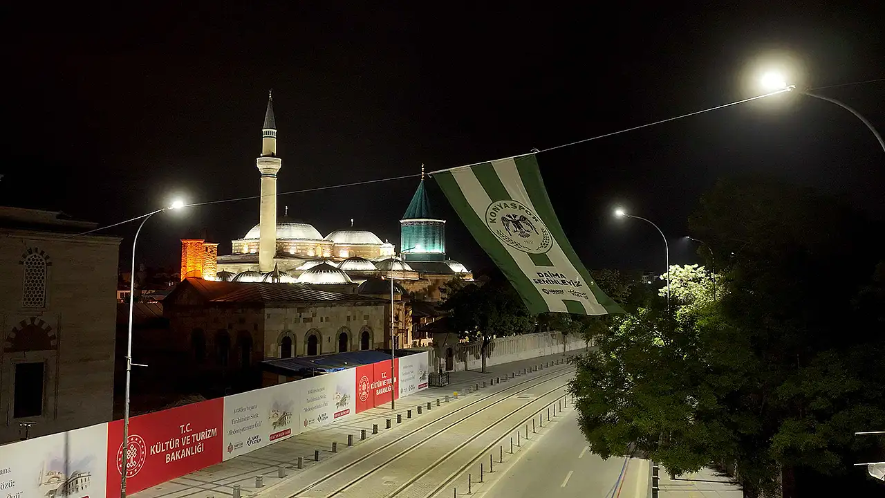 Bayraklarla donatılan Karatay, Ziraat Türkiye Kupası Finali öncesi coşkusuna ortak oldu.